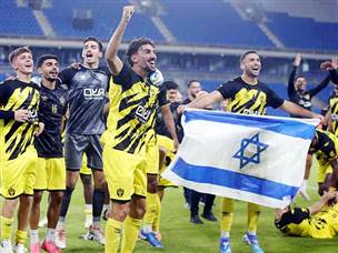 שחקני בית“ר חוגגים בסיום (אלן שיבר)