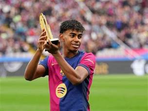 לאמין ימאל הציג לקהל את פרס שחקן השנה (GETTY)