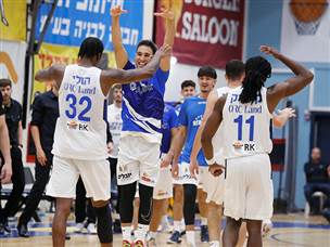 ניצחון ענק שלהם. שחקני הרצליה חוגגים (אלן שיבר)