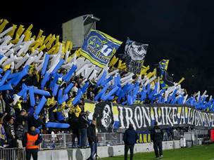 עם הקהל מאחוריה (צילום: מאור אלקסלסי)