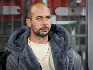 לוזון מסמן וי ובורח מהקו האדום (צילום: קובי אליהו)