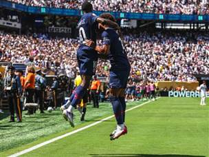 פ.ס.ז` חגגה כל הדרך אליו (GETTY)