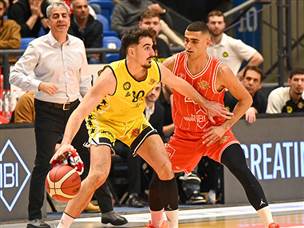 הפועל ת“א התקשתה מול נתניה (צילום: ברני ארדוב)