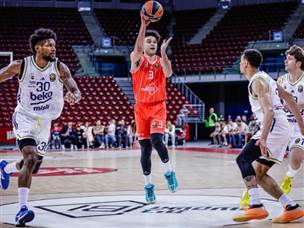 בראיינט עם עוד הצגה אופיינית (GETTY)