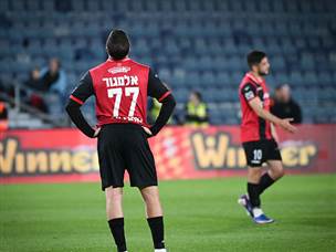 ברביעי: ריינה מחכה בחוץ (צילום: ברני ארדוב)