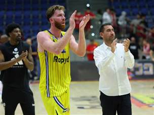 ריימן שנתן פייט גדול היום שמח גם כן בסיום (אודי ציטיאט)