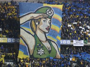 התפאורה של אוהדי מכבי ת"א. אווירה מחשמלת (צילום: אלן שיבר)