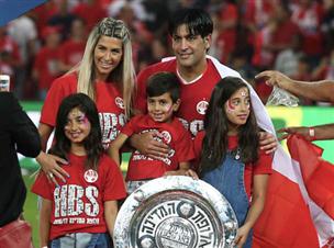 השחקנים התפנו לחגוג עם משפחותיהם. הנה שבט ברדה (צילום: אלן שיבר)