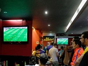 האוהדים נאלצו לצפות במשחק בברים השכונתיים (getty)