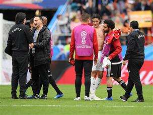 קבאני מנחם את סוארס (getty)