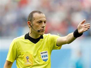 השופט הבכיר קונייט צ'קיר ניהל את המשחק (getty)