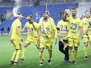 השחקנים הניפו צלחת בכאילו (דני מרון)