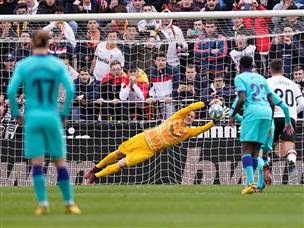 השוער הגרמני רשם 5 הצלות במחצית הראשונה. (GETTY)