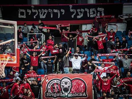 אוהדי הפועל ירושלים עומדים לצד המועדון (עודד קרני)