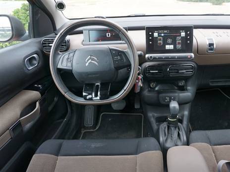 כמו לאונג' משנות ה-70. איכות החומרים טובה מכפי שהתמונות מלמדות. הנדסת האנוש בסדר. אין ידיות אחיזה בתקרה וגם לא תאורה פנימית לספסל האחורי. בדגם זה יש מערכת שמע מצוינת עם ששה רמקולים