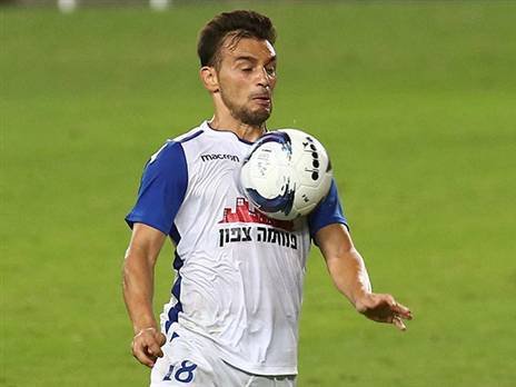 ניניס במדי מכבי פ"ת. (שיבר)