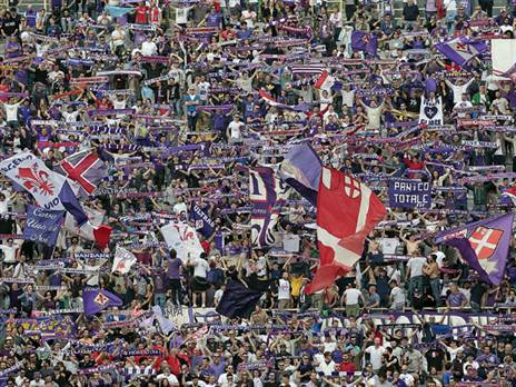 גם ברגעים הכי קשים הקהל של פיורנטינה לא איבד את תקווה (GETTY)