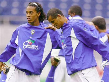 עם רונאלדיניו. לא יוזכרו באותה נשימה (Getty)