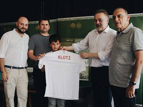 משפחתו של קלוץ עם אברהם גרנט בטקס לפני משחק הנבחרת בפולין (ממעמקים)