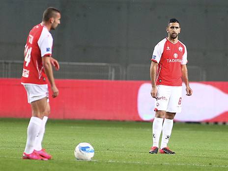 שחקני ב"ש שימו לב, הקהל יחד עם הנאמן (אלן שיבר)