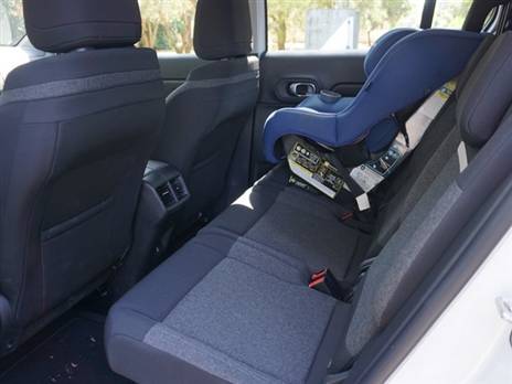 שלושה מושבים נפרדים וזהים בגודלם. הרבה מקום וגם פתחי מיזוג חשובים