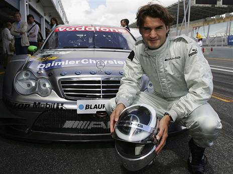 פדרר בגיל צעיר יותר. מייצג את מרצדס גם קרוב למסלולי המירוץ