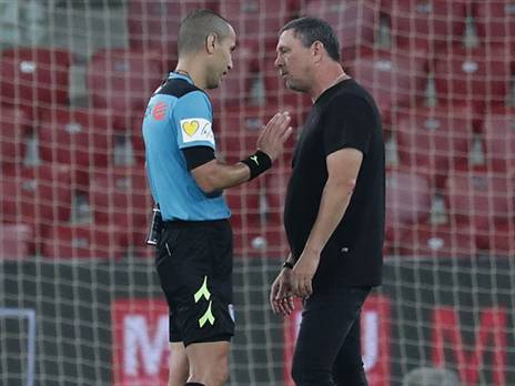 "אף אחד לא רוצה להיות מרוח על העיתון". קלינגר (דני מרון)