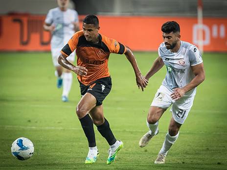 יקבל הצעה לחוזה חדש. דוס סנטוס (צילום: עודד קרני)