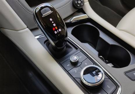 תיבת 9 מהירויות. נועלים במצב D ושוכחים שהיא בכלל קיימת. החוגה להפעלת מערכת המולטימדיה הופכת את החיים לקלים