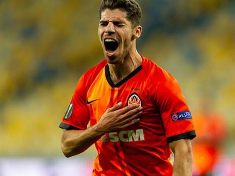 מנור שואג אחרי השער מול וולפסבורג. (getty)