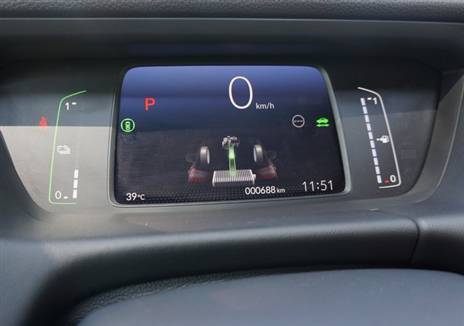 רוב הזמן המנוע מעביר כוח למנוע החשמלי ובמקביל טוען את הסוללה