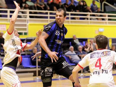 ימשיך לעונה רביעית. בושיץ' (צילום: הדר ואן קולא, איגוד הכדוריד)