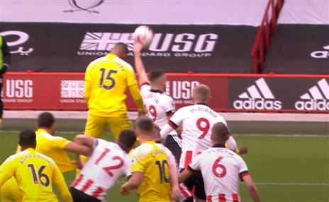 מנגד, נגיעת יד מכוונת בהרבה - שלא נשרקה (יוטיוב)