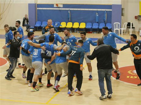 בסוף שחקני דימונה חגגו (צילום: דניאל כהן)