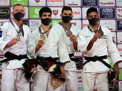 מוקי מימין עם המדליה בדוחא (getty)