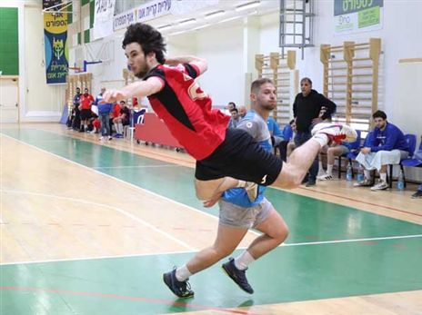 אופק גבע מתעופף (צילום: איגוד הכדוריד)