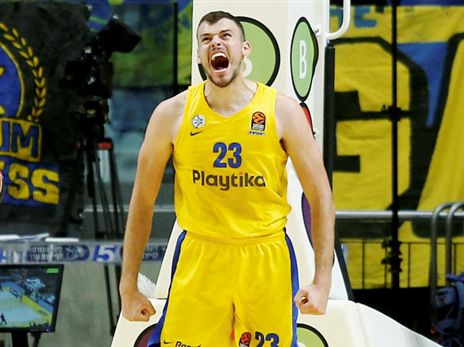 ענה על המגרש. ז'יז'יץ' (אלן שיבר)