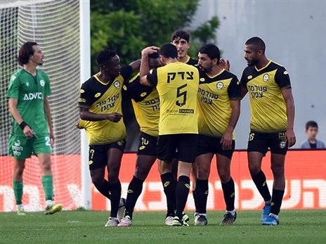 יורידו גם את בני יהודה? שחקני נתניה (צילום: ברני ארדוב)