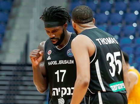 תומאס עם בריימו. ניסה לשכנע זרים לעזוב (אלן שיבר)