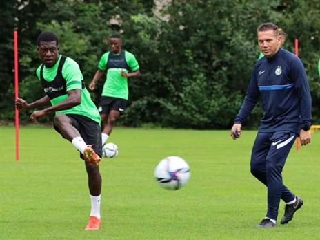 עלי מוחמד. ברק בכר צופה מקרוב בקשר החדש שלו (צילום: האתר הרשמי של מכבי חיפה)