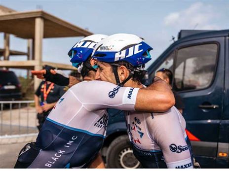 איינהורן וגיא ניב מתחבקים בסיום. הישג ענק לקבוצה הישראלית (צילום: נועה ארנון)