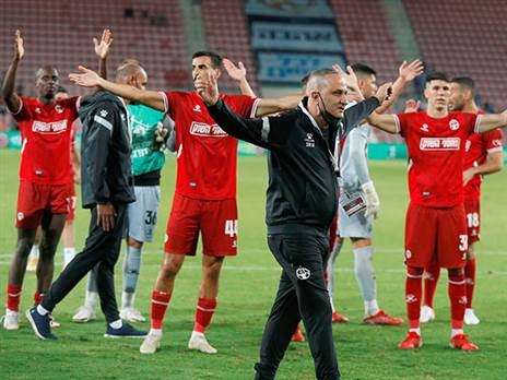 שחקני המוליכה חוגגים עם הקהל. המועדון מקווים לאחות את השברים (אלן שיבר)