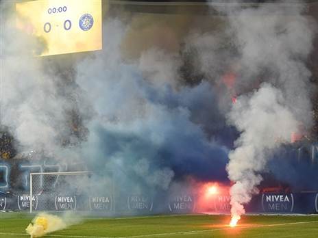 האבוקות בדרבי התל אביבי (צילום: ברני ארדוב)