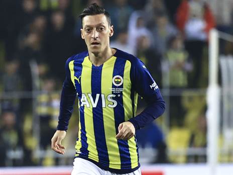 אוזיל. צריך להתרכז בכדורגל (GETTY)