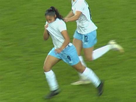 קורל חזן חוגגת את השער הראשון של ישראל בקמפיין. לא הספיק