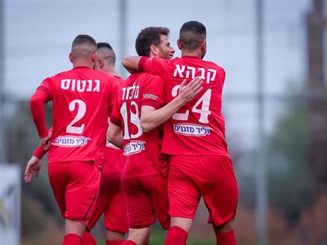 בדרך לשמינית. שחקני סכנין חוגגים (מאור אלקסלסי)