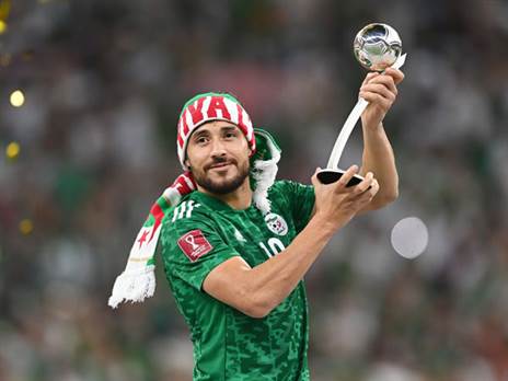 מוחמד בליאלי מאושר. עוד גביע לאוסף (Getty)