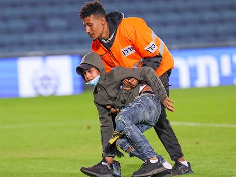 הפורצים לדשא. עושים נזק לקבוצות, מעשירים את ההתאחדות (דני מרון)