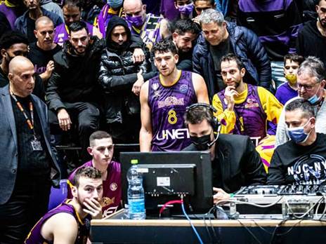 שחקני ואוהדי חולון צופים בסיום במשחק המקביל (עודד קרני)