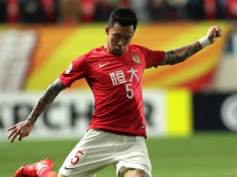 המגן ז'אנג לינג פנג. התבקש להסתיר את הקעקועים שלו, למרות מעל ל-80 הופעות בנבחרת הלאומית של סין (GETTY)